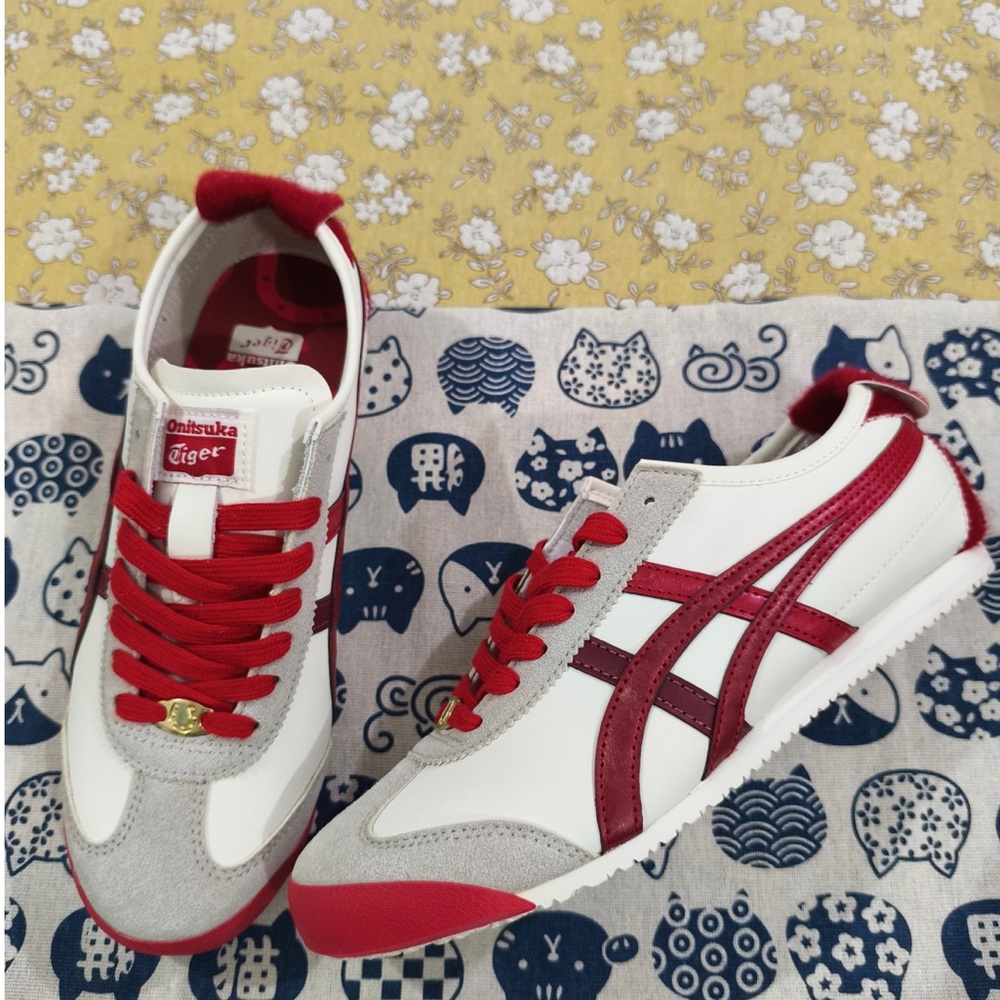 Onitsuka Tiger White Sneakers with Red Accents - Picture 5 of 8